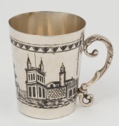 A silver and niello cup adorned with town scene, engraved "MAIRIE", 19th century, marks rubbed, 7.5cm high, 154 grams - 3