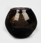 RICHARD MORRELL black and gold Australian art glass vase, engraved "Richard Morrell, '80", 15cm high