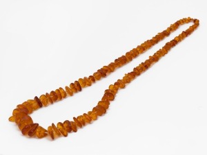 A vintage graduated amber bead necklace, 20th century, ​​​​​​​84cm long