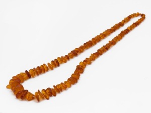 A vintage graduated amber bead necklace, 20th century, 84cm long
