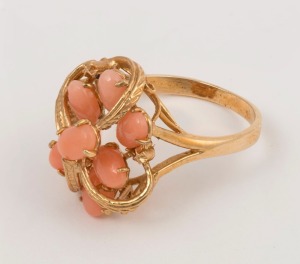 An 18ct yellow gold cocktail ring, set with polished coral, 20th century, ​​​​​​​3.7 grams