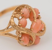 An 18ct yellow gold cocktail ring, set with polished coral, 20th century, ​​​​​​​3.7 grams - 2