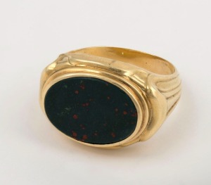 An antique 14ct yellow gold and bloodstone signet ring, 19th/20th century, stamped "585", 7.7 grams