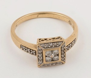 A vintage 18ct yellow gold ring with square setting adorned with brilliant cut white diamonds, 20th century, stamped "A.C.18", 2.5 grams