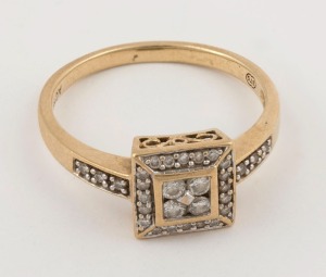 A vintage 18ct yellow gold ring with square setting adorned with brilliant cut white diamonds, 20th century, stamped "A.C.18", ​​​​​​​2.5 grams