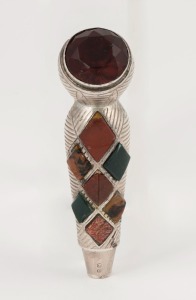 A sterling silver, agate and semiprecious stone brooch, 19th/20th century, ​​​​​​​7.5cm long