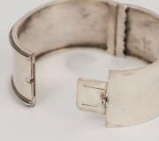 An antique silver bangle decorated with a nesting bird in a branch finished in gold, most likely Australian, 19th century, 6.5cm wide (internal 5.7cm), 36 grams - 2