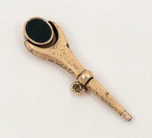 An antique English 9ct gold mounted pocket watch key with stone seal spinning top, 19th century, 5.5cm long
