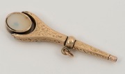 An antique English 9ct gold mounted pocket watch key with stone seal spinning top, 19th century, ​​​​​​​5.5cm long - 2