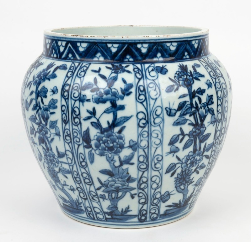 An antique Chinese blue and white porcelain jardiniere, Qing Dynasty, 19th century, ​​​​​​​24cm high, 28cm wide