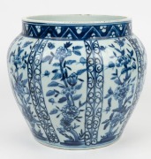 An antique Chinese blue and white porcelain jardiniere, Qing Dynasty, 19th century, ​​​​​​​24cm high, 28cm wide - 2