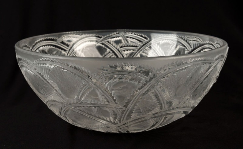 LALIQUE French art glass fruit bowl with bird motif, engraved "Lalique, France", 9.5cm high, 23.5cm diameter