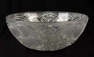 LALIQUE French art glass fruit bowl with bird motif, engraved "Lalique, France", 9.5cm high, 23.5cm diameter