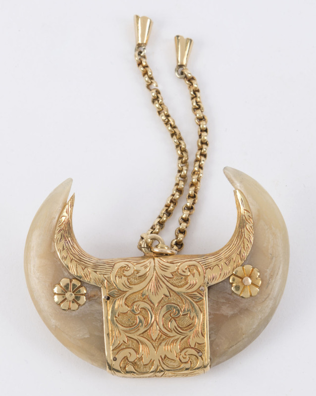 Lot - 20KT GOLD-MOUNTED TIGER CLAW BROOCH With bird design, seated in  floral circle. Length 3.