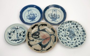 Five antique Chinese blue and white porcelain plates, 17th to 19th century, ​​​​​​​the largest 22.5cm diameter