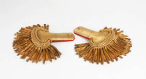EPAULETTES: WW1 Austro-Hungarian officer's with double headed eagle buttons, in original cardboard fitted box. Excellent condition.
