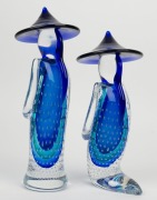 LUIGI ONESTO pair of blue Murano glass statues of Chinese figures (one kneeling), signed "L. Onesto, Murano", ​​​​​​​31cm and 34cm high - 2