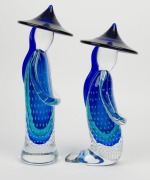 LUIGI ONESTO pair of blue Murano glass statues of Chinese figures (one kneeling), signed "L. Onesto, Murano", ​​​​​​​31cm and 34cm high - 3