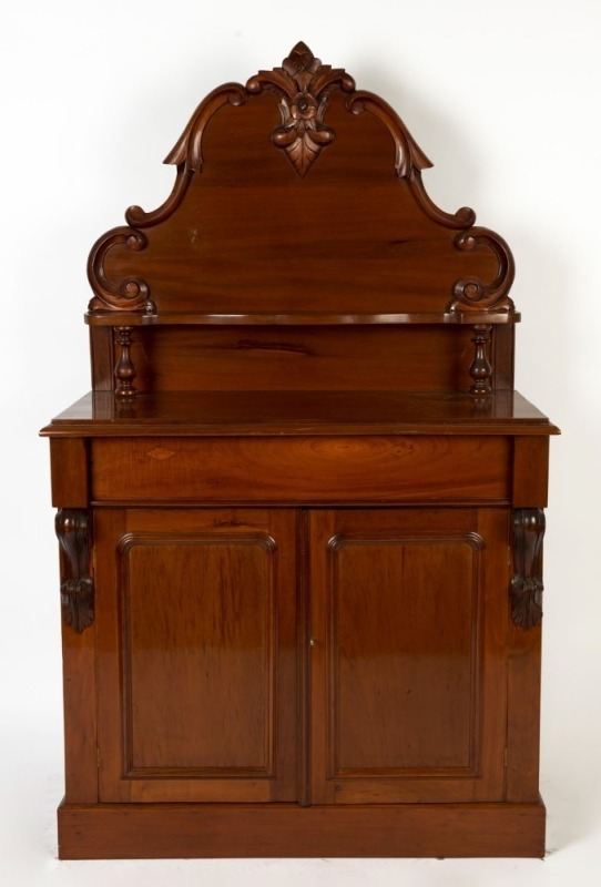 An Australian Colonial cedar chiffonier with ornately carved back and serpentine shelf, 19th century, 164cm high, 97cm wide, 48cm deep