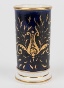 An antique English blue porcelain cylindrical vase with hand-painted floral decoration and gilded highlights, circa 1830s, 12cm high - 2