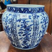 An antique Chinese blue and white porcelain jardiniere, Qing Dynasty, 19th century, ​​​​​​​24cm high, 28cm wide - 4