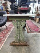 An antique English cast iron garden table with marble top, 19th century, ​​​​​​​74cm high, 107cm wide, 52cm deep - 2