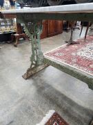 An antique English cast iron garden table with marble top, 19th century, ​​​​​​​74cm high, 107cm wide, 52cm deep - 3