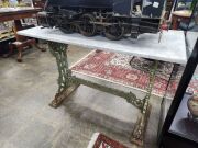 An antique English cast iron garden table with marble top, 19th century, ​​​​​​​74cm high, 107cm wide, 52cm deep - 4