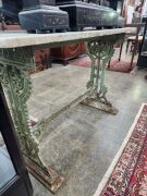 An antique English cast iron garden table with marble top, 19th century, ​​​​​​​74cm high, 107cm wide, 52cm deep - 5