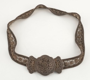 An antique Chinese Straits silver belt and buckle, 19th/20th century, 79cm long, 320 grams