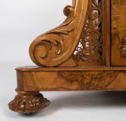 A fine antique English walnut Davenport with satinwood interior, after a design by Smee, 19th century, 95cm high, 60cm wide, 66cm deep - 4