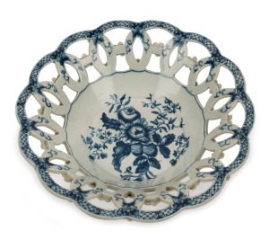 DR WALL WORCESTER antique English blue and white pierced porcelain bowl, 18th century, ​​​​​​​6.5cm high, 23.5cm wide