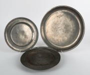 Antique English pewter serving platter and three dinner plates, 18th/19th century, (4 items), ​​​​​​​the platter 32cm diameter