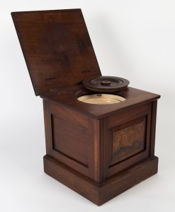 An antique English walnut commode with chamber pot, 19th century, 44cm high, 44cm wide, 42cm deep