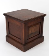 An antique English walnut commode with chamber pot, 19th century, ​​​​​​​44cm high, 44cm wide, 42cm deep - 2