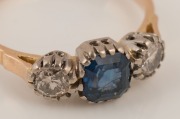 An antique 15ct yellow gold ring, set with a blue sapphire, flanked by two diamonds, mounted in platinum, 19th century, stamped "15ct", ​​​​​​​3.7 grams - 2