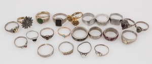 Assorted decorative rings, including a 9ct gold example, (22 items)