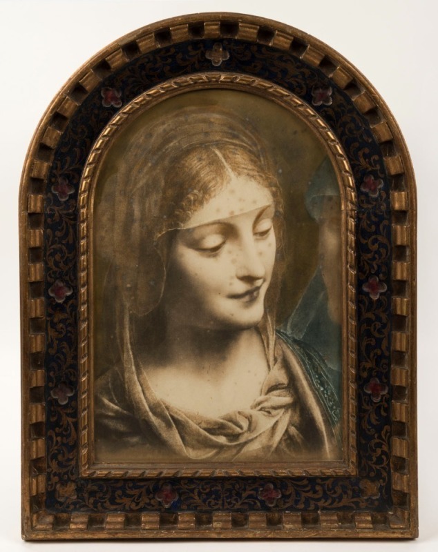 An early Renaissance style giltwood arch-top frame with Da Vinci print, 20th century, 50 x 38cm overall