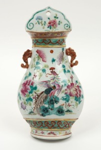 An antique Chinese famille vert porcelain sedan chair wall vase, Qing Dynasty, 19th century, ​​​​​​​27cm high