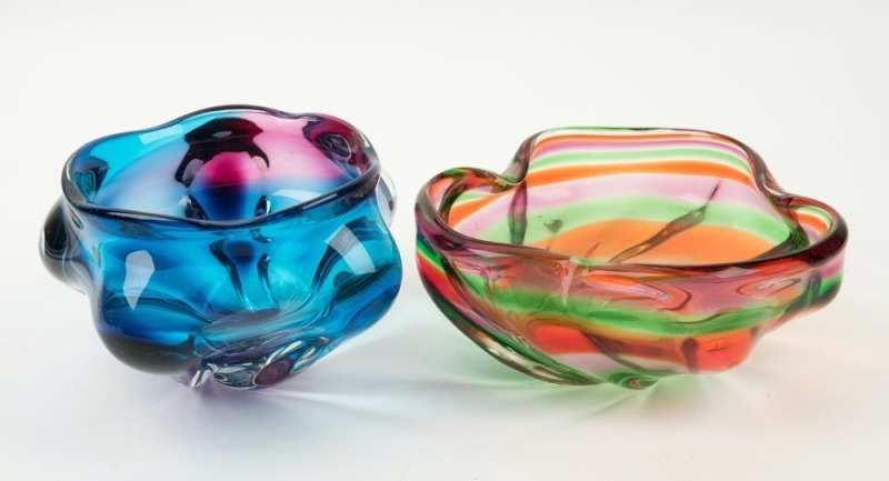 Two coloured Murano glass fruit bowls, ​​​​​​​24cm and 21cm wide