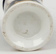 An antique English blue porcelain cylindrical vase with hand-painted floral decoration and gilded highlights, circa 1830s, 12cm high - 3