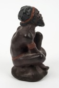 DARBYSHIRE Australian ceramic statue of a squatting Aboriginal man, mid 20th century, 13cm high - 4