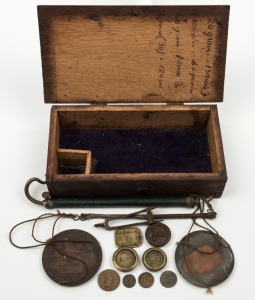 Gold miner's scales in oak box, 19th century, the box 17cm wide