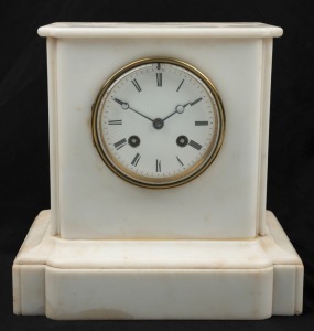 An antique French table clock in white marble case with eight day time and strike movement and Roman numerals, 19th century, ​​​​​​​22cm high
