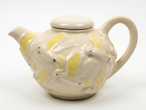 PIGTALE "Cockatoo" studio pottery teapot, signed "Pigtale '87", ​​​​​​​15cm high, 24cm wide