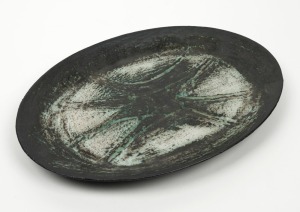 ELLIS pottery platter with green glaze, incised "Ellis", ​​​​​​​33cm wide