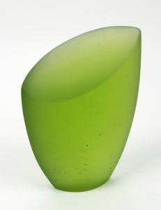 DAVID MURRAY (New Zealand) green art glass sculpture, 21cm high