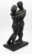 Bronze statue of an embracing couple, 20th century, signed "Galleria R. Romanoffi.....", ​​​​​​​47cm high - 2