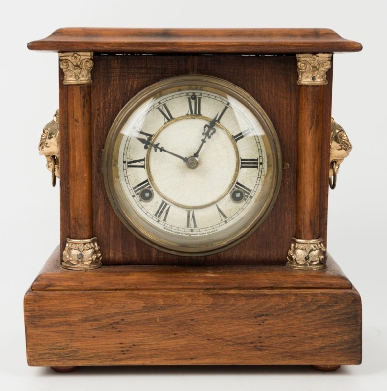 WATERBURY antique American shelf clock in beech case with polished brass mounts, eight day time and gong striking movement, 19th century, ​​​​​​​27cm high