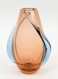 A vintage two-tone glass vase, 20th century, ​​​​​​​20cm high